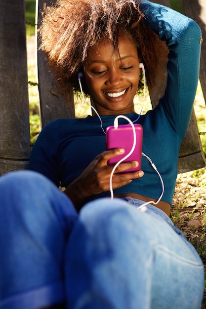 Femme afro-américaine avec téléphone portable et écouteurs