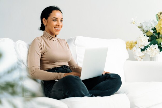 Femme afro-américaine utilisant un ordinateur portable pour un travail crucial sur Internet Secrétaire ou rédaction de contenu en ligne travaillant à la maison