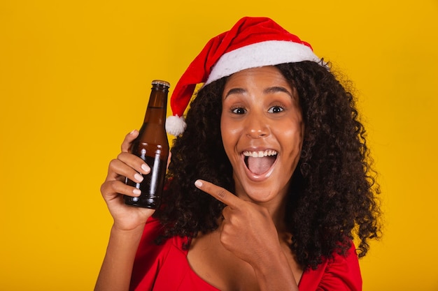 Femme afro avec bouteille de bière