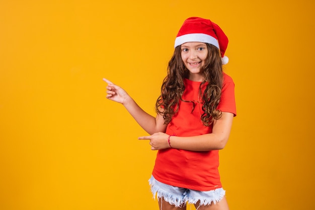 Femme afro brésilienne portant des vêtements typiques pour la Festa Junina en fond jaune