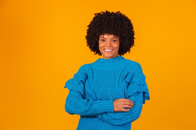 Femme afro avec des cheveux noirs souriants