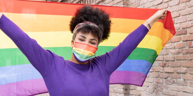 Femme afro avec drapeau de la fierté gay lgbt