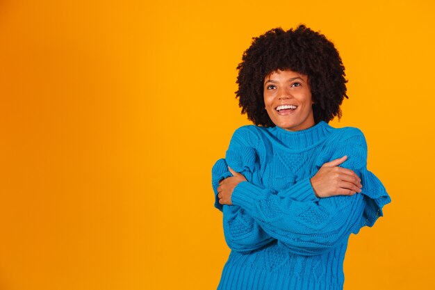 Femme afro habillée pour l'hiver