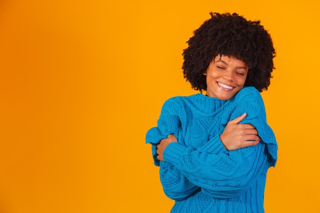 Femme afro habillée pour l'hiver