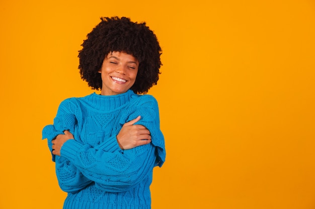 Femme afro habillée pour l'hiver