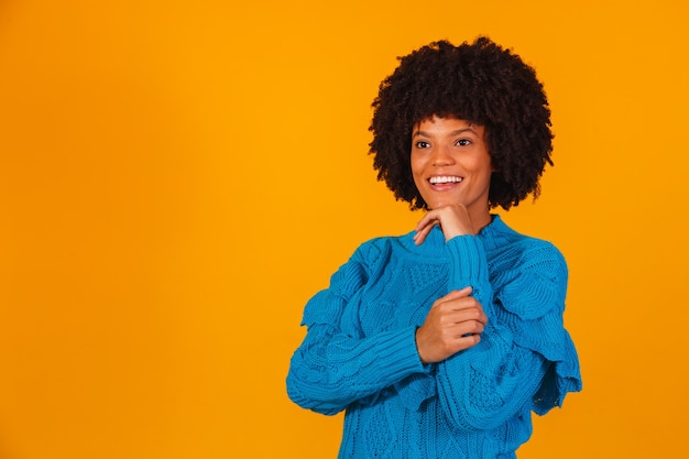 Femme afro habillée pour l'hiver