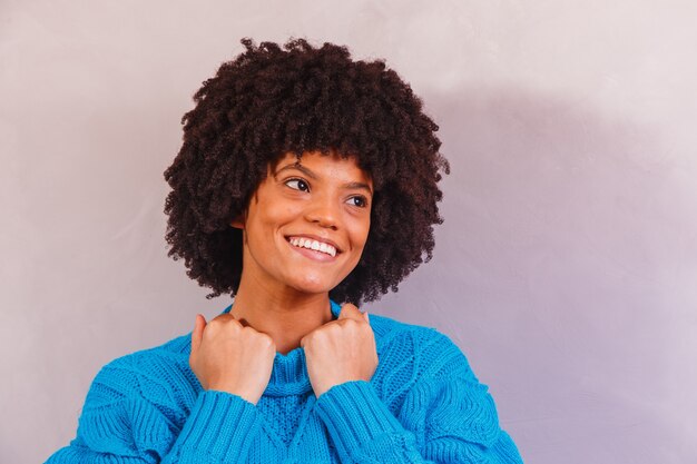 Femme afro habillée pour l'hiver