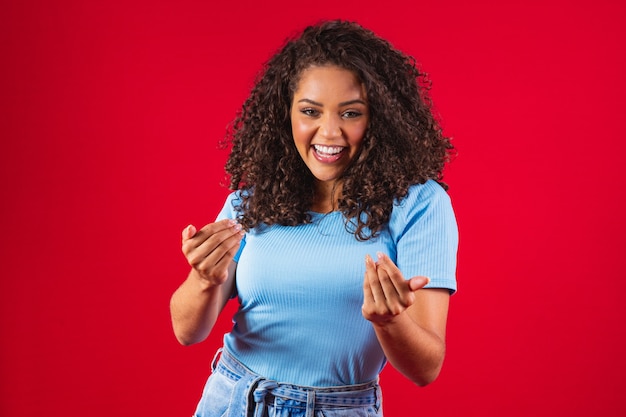 Femme afro invitant à venir ici