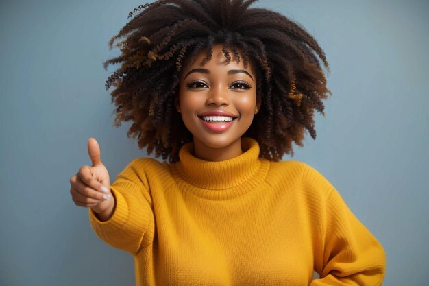 Une femme afro joyeuse