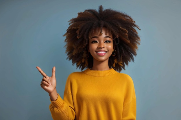 Une femme afro joyeuse