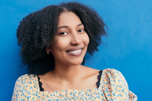 Photo femme afro-latino-américaine un jour d'été