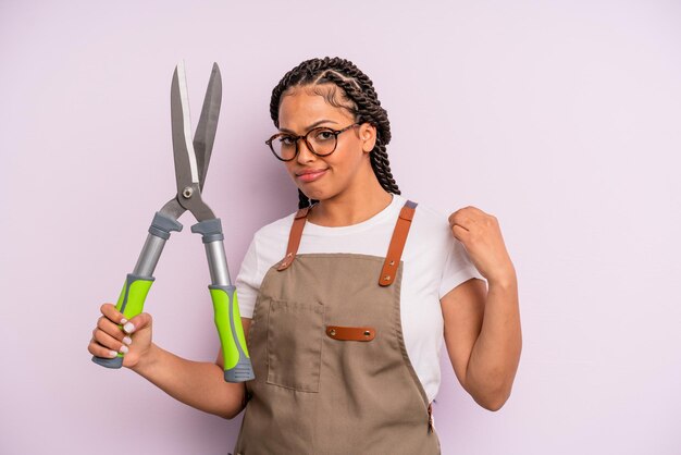 Femme afro noire à l'air arrogante, réussie, positive et fière. concept de jardinier ou d'agriculteur