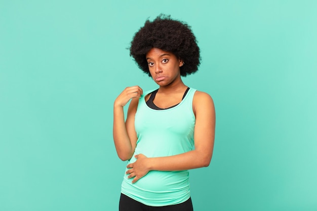 femme afro noire contre un mur isolé