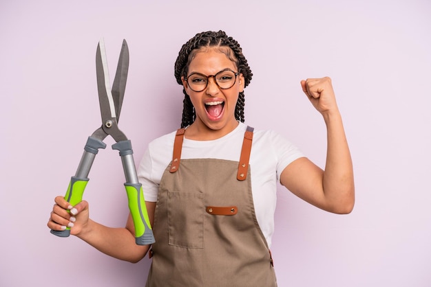 Femme afro noire criant agressivement avec une expression de colère. concept de jardinier ou d'agriculteur