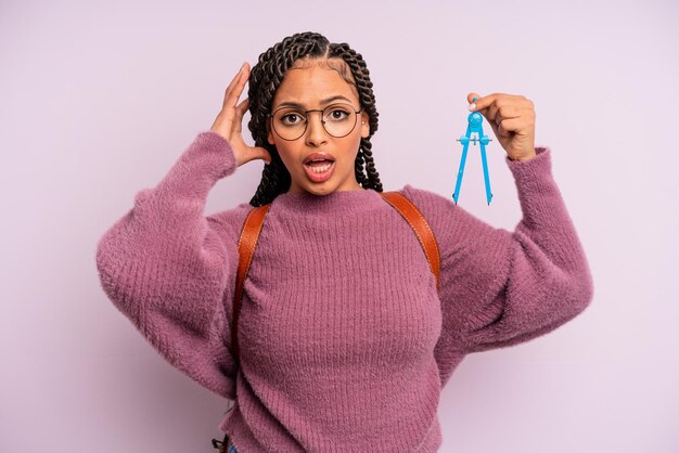 Femme afro noire criant avec les mains dans le concept d'étudiant boussole de mesure de l'air