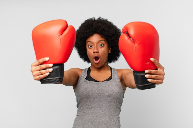 Femme afro noire avec des gants de boxe.