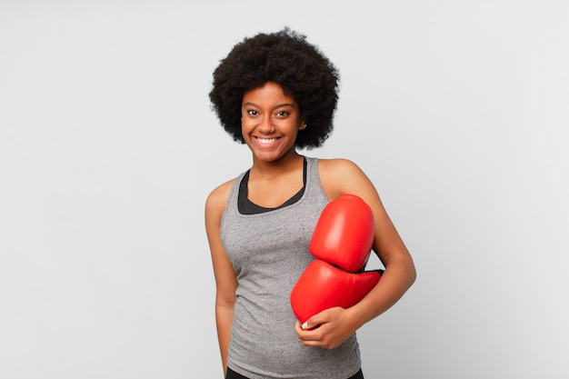 Femme afro noire avec des gants de boxe.