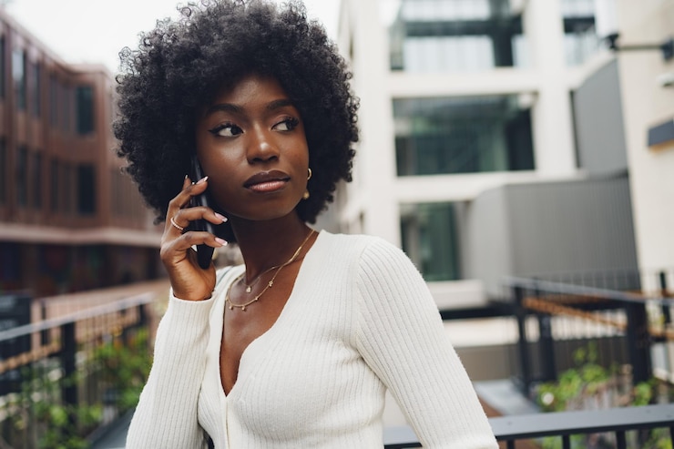 Photo femme afro noire parlant au téléphone portable dans la ville