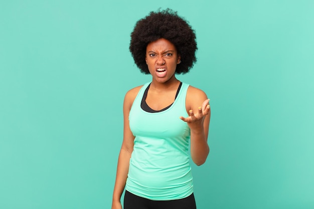 Femme Afro Noire Qui A L'air En Colère, Agacée Et Frustrée De Crier Wtf Ou Qu'est-ce Qui Ne Va Pas Avec Toi