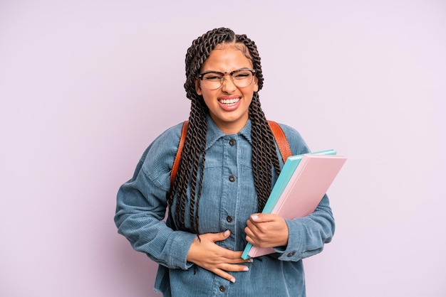 femme afro noire riant à haute voix à une blague hilarante. concept d'étudiant universitaire