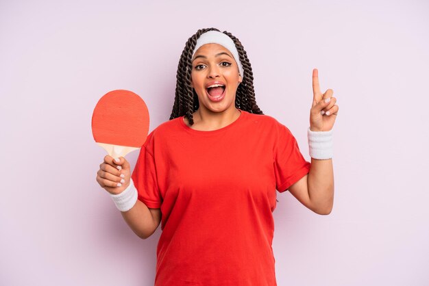 Femme afro noire se sentant comme un génie heureux et excité après avoir réalisé une idée. notion de ping-pong