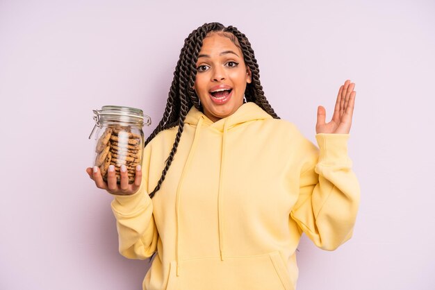 femme afro noire se sentant heureuse et étonnée de quelque chose d'incroyable. notion de biscuits