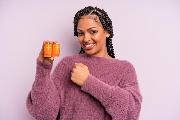 femme afro noire se sentant heureuse et faisant face à un défi ou célébrant. notion de batterie