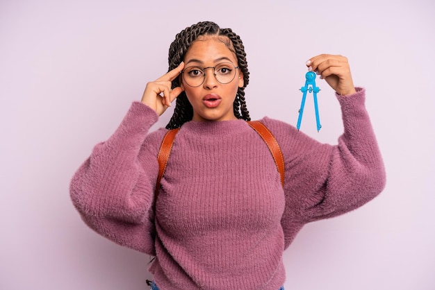 Femme Afro Noire à La Surprise, Réalisant Une Nouvelle Pensée, Idée Ou Concept. Boussole De Mesure Concept étudiant