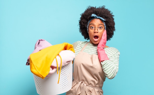 Femme afro noire à la très choquée ou surprise