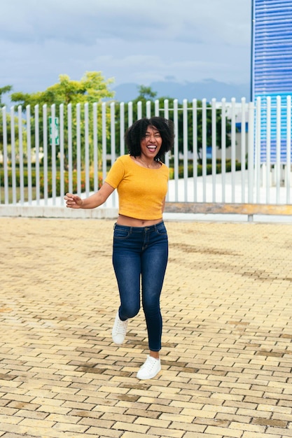 Femme afro s'amusant dans le parc