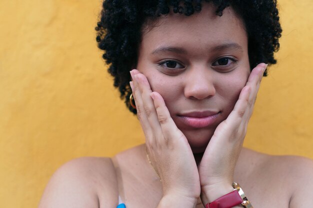 Photo femme afro sérieuse regardant la caméra