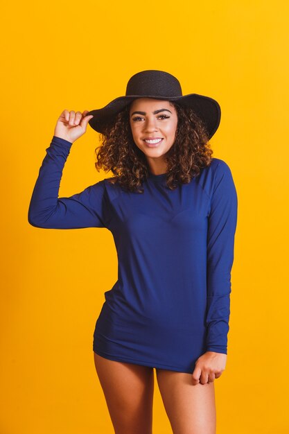 Femme afro avec t-shirt et chapeau de plage thermique