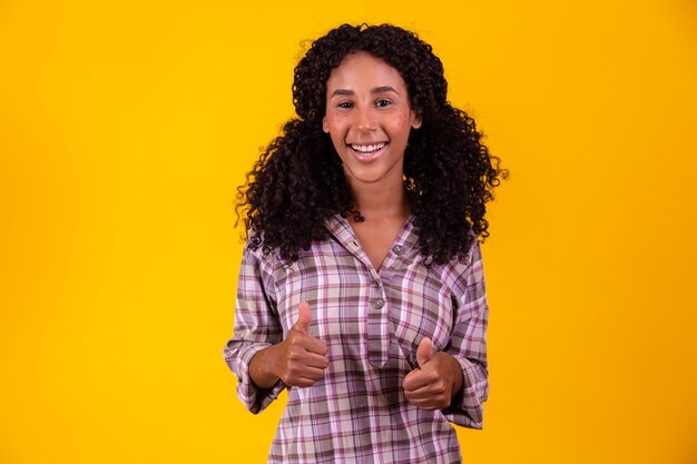 Femme afro vêtue d'une tenue de festa junina avec le pouce vers le haut