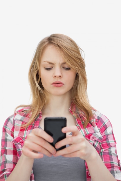 Femme agacée à l&#39;aide d&#39;un téléphone mobile