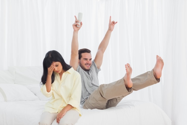 Femme agacée devant sa partenaire devant la télé