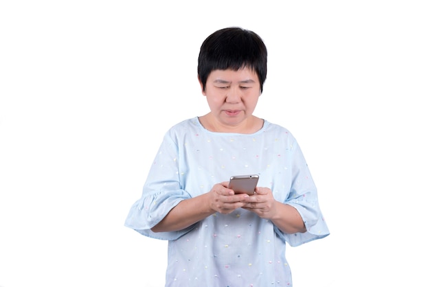 Femme d'âge moyen asiatique à l'aide de téléphone mobile isolé sur fond blanc