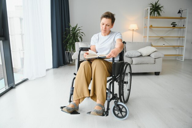 Femme d'âge moyen assise sur un fauteuil roulant