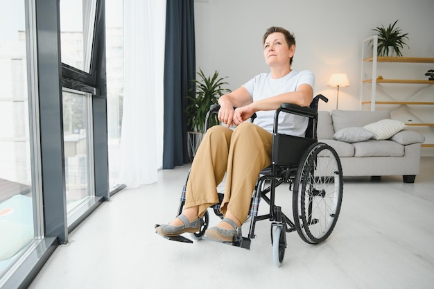 Femme d'âge moyen assise sur un fauteuil roulant