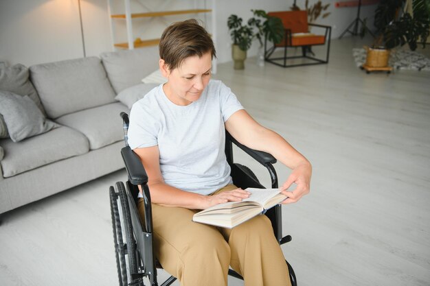 Femme d'âge moyen assise sur un fauteuil roulant