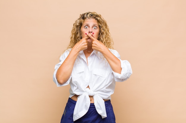 Femme d'âge moyen aux longs cheveux bouclés isolés