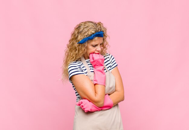 Femme d'âge moyen aux longs cheveux bouclés isolés