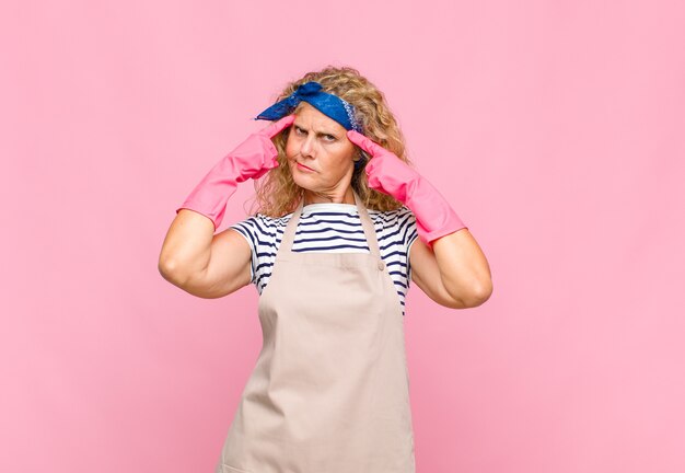 Femme d'âge moyen aux longs cheveux bouclés isolés