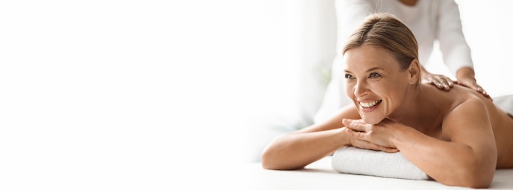 Photo femme d'âge moyen bénéficiant d'un massage au spa et regardant l'espace de copie