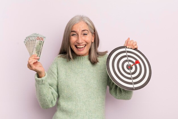 Femme d'âge moyen avec des billets en dollars