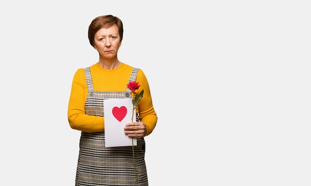 Femme d&#39;âge moyen, célébrer la Saint Valentin, regarder droit devant