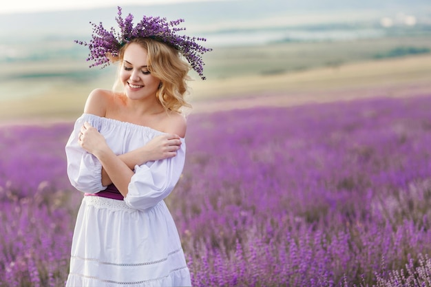 femme d'âge moyen dans le champ de lavande