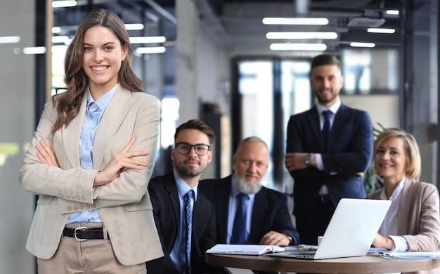 Femme d'âge moyen européenne élégante et confiante, debout sur le lieu de travail, chef exécutif, directeur, regardant la caméra