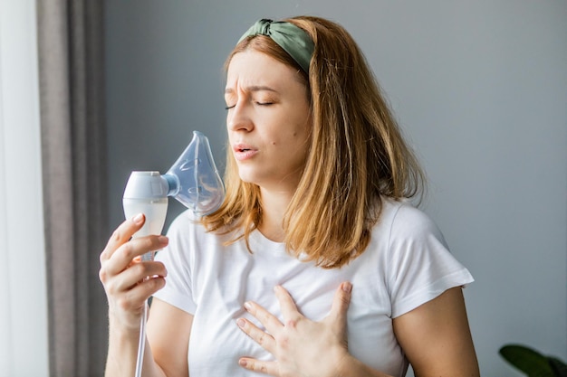 femme d'âge moyen fait l'inhalation à la maison Maladies respiratoires froides Grippe et infection virale