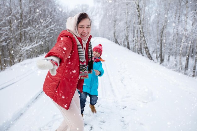 Photo une femme d'âge moyen sur le fond d'un paysage hivernal et d'un garçon flou