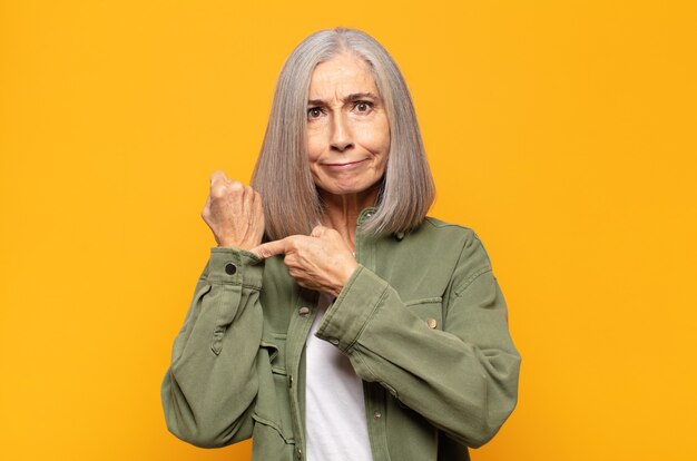 Photo femme d'âge moyen à l'impatience et en colère